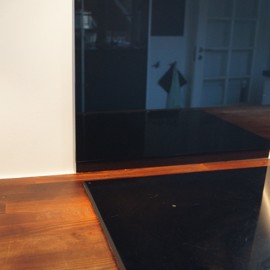 Stenkplate i svart glass